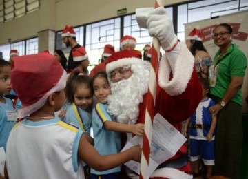 Alunos da Creche Comunitária Lago Azul em Contagem, na Região Metropolitana de Belo Horizonte, presenciaram a chegada do Papai Noel -  (crédito: Túlio Santos/EM/D.A Press)