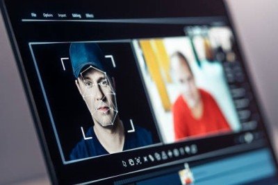 Um 'deepfake' combina áudio e vídeo de uma pessoa para fazê-la dizer ou fazer algo que nunca aconteceu -  (crédito: iStock)