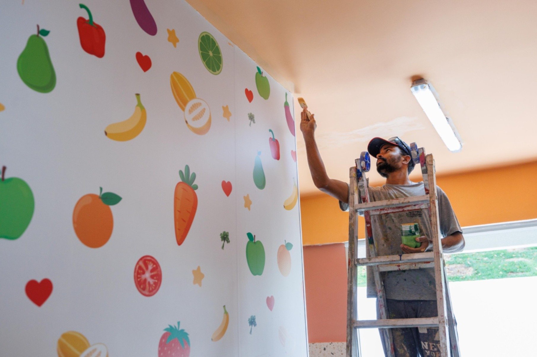 S&atilde;o  dois pavimentos, com mais de 1.070 m2 de &aacute;rea constru&iacute;da, com seis salas de ensino, brinquedoteca, sol&aacute;rios, vesti&aacute;rio, sala de amamenta&ccedil;&atilde;o, espa&ccedil;os administrativos adequados, guarita e outros ambientes seguindo o padr&atilde;o construtivo do Programa Escola Modelo