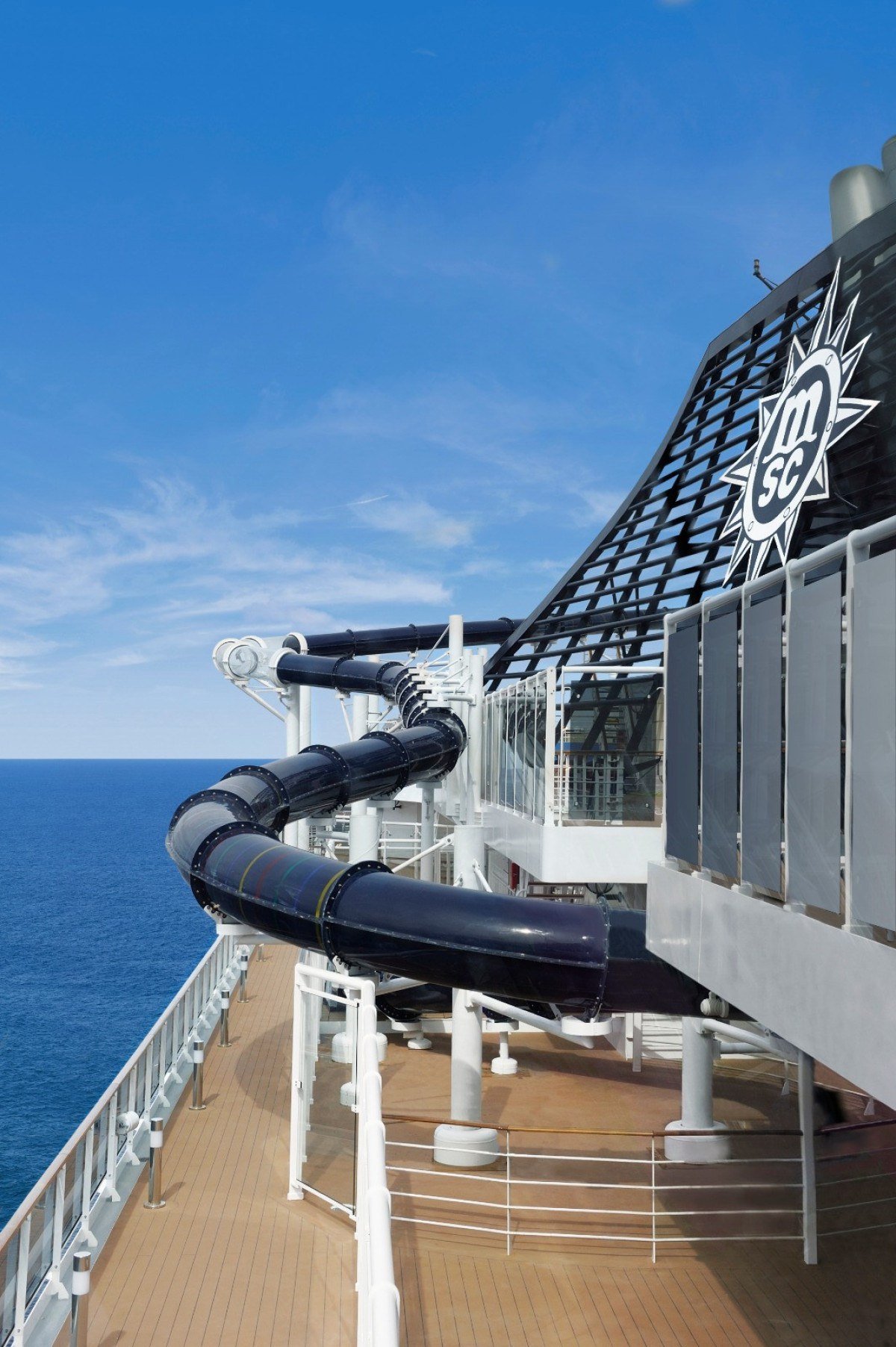 O toboágua Vertigo tem 120 metros de extensão e curva sobre o mar.-MSC Cruzeiros