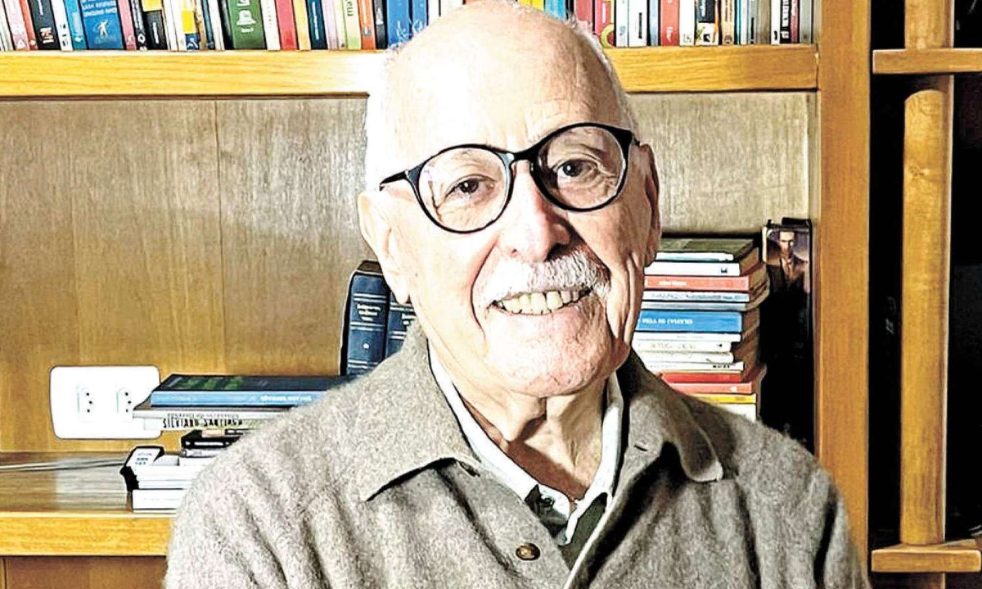 Silviano Santiago em seu apartamento em Copacabana, no Rio de Janeiro