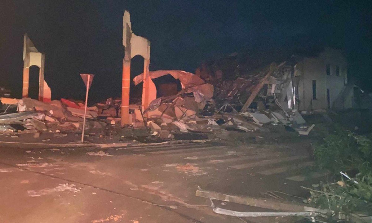 Destruição após um ciclone com ventos de até 250 quilômetros por hora atingir a cidade de Rio Bonito do Iguaçu