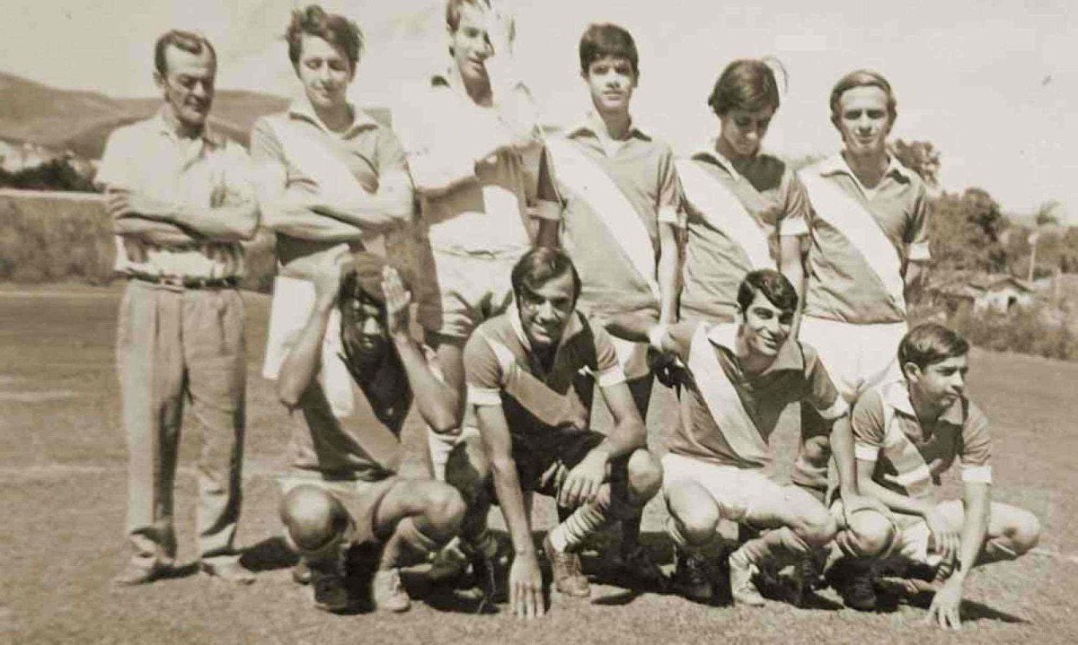 O adolescente L&ocirc; (de p&eacute;, o segundo da direita para a esquerda)foi meio-campista do Spartak, time de futebol de campo do Santa Tereza