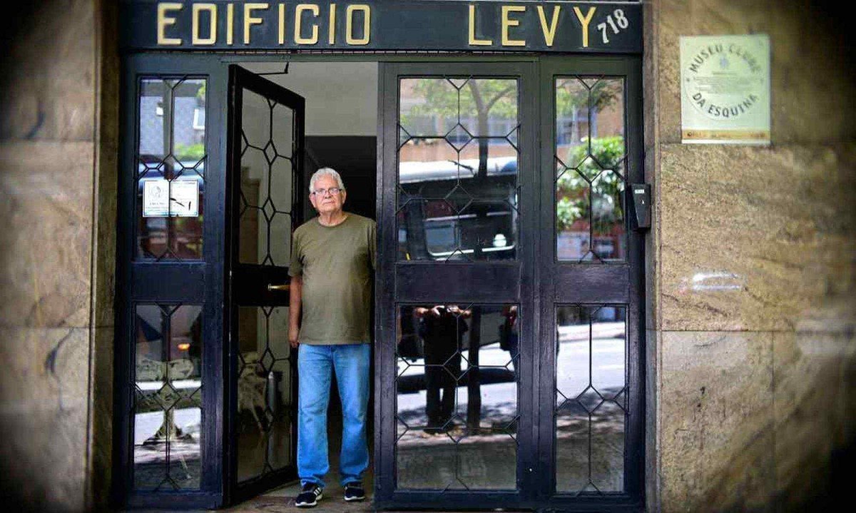 Y&eacute; Borges na entrada do edif&iacute;cio, no Centro da capital mineira, local que foi moradia da fam&iacute;lia Borges por 10 anos