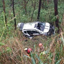 Idoso escapa de carro que despencou de 20 metros, em rodovia da Grande BH - CBMMG