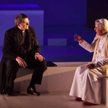 "Dois papas" leva ao palco embates entre Bento 16 e Francisco - Alê Catan/Divulgação