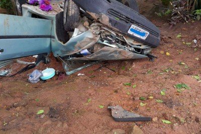 No automóvel estavam três pessoas da mesma família -  (crédito: CBMMG)