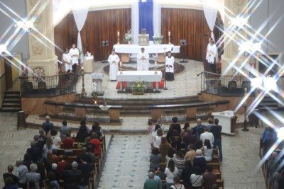 Familiares, amigos e fãs de Lô Borges se emocionaram durante a missa de sétimo dia do cantor, realizada neste sábado (8/11) -  (crédito: Marcos Vieira/EM/DA. Press)