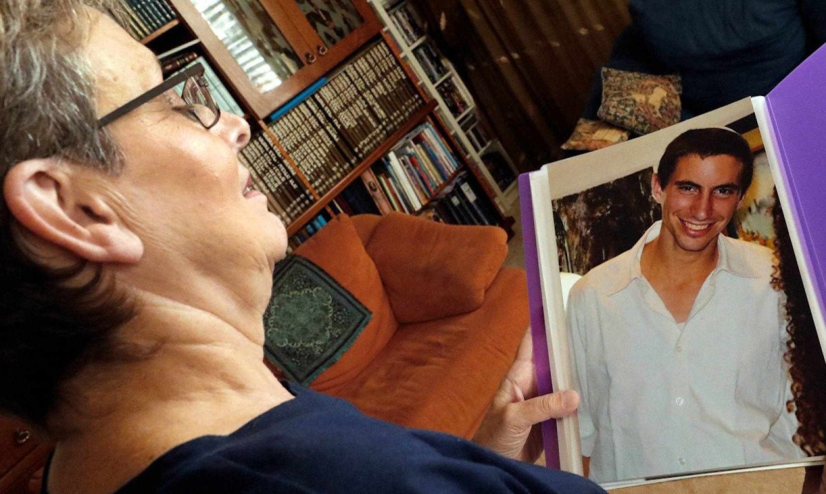 Hamas entregará corpo de militar israelense morto em 2014 em Gaza Teah Goldin, mãe do tenente israelense Hadar Goldin, exibe uma foto do filho