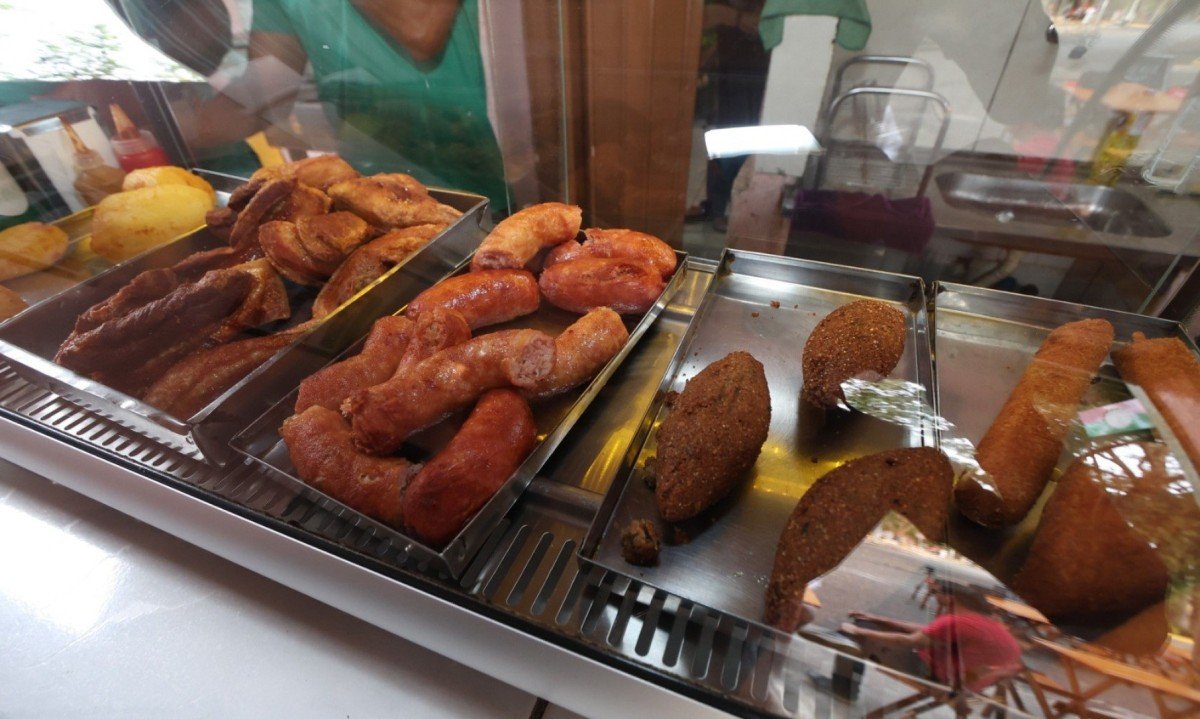 A estufa fica dispon&iacute;vel para quem chega ao Bar do Orlando querendo um petisco r&aacute;pido