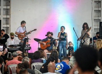 A apresentação contou com Gabriel Guedes, Fred Borges e Marcelo Dante, que relembraram a obra e o legado de Lô -  (crédito: Leandro Couri/EM/D.A Press)