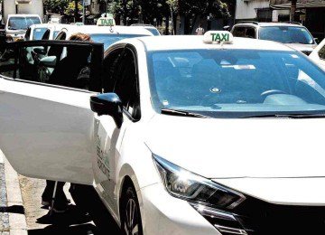 Marcha a ré nas ruas: desde 2021, apenas no ano passado houve crescimento significativo na frota de táxis -  (crédito: Jair Amaral/EM/D.A Press)