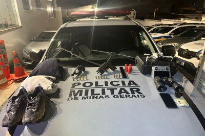 Material apreendido com os três suspeitos presos em Divinópolis pelos ataques a bancos do Sul de Minas -  (crédito: PMMG)