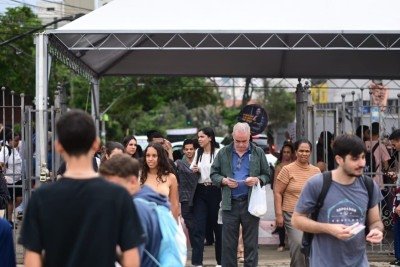 Entrada dos participantes do Enem 2025 na PUC Coração Eucarístico neste domingo (9/11) -  (crédito: Leandro Couri/EM/DAPRESS)
