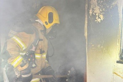 Incêndio ficou confinado em um dos cômodos, mas toda a casa foi atingida pela fumaça e fuligem -  (crédito: CBMMG)