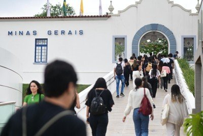 Candidatos chegando no local de prova do Enem 2025 -  (crédito: Leandro Couri/EM/D.A. Press)