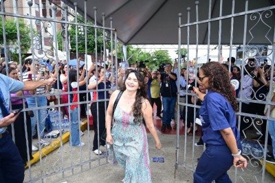 A &uacute;ltima candidata a chegar na PUC Minas para o primeiro dia de Enem -  (crédito: Leandro Couri/EM/D.A. Press)