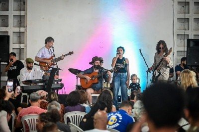 A apresentação contou com Gabriel Guedes, Fred Borges e Marcelo Dante, que relembraram a obra e o legado de Lô -  (crédito: Leandro Couri/EM/D.A Press)