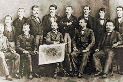 Comissão construtora de Belo Horizonte: ao centro, o chefe da comissão, o engenheiro paraense Aarão Reis, que segura a planta da nova capital -  (crédito: MUSEU HISTÓRICO ABÍLIO BARRETO/DIVULGAÇÃO)