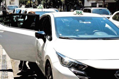 Marcha a ré nas ruas: desde 2021, apenas no ano passado houve crescimento significativo na frota de táxis -  (crédito: Jair Amaral/EM/D.A Press)