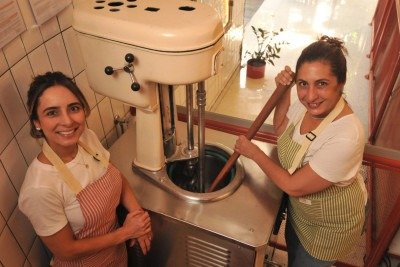 As irmãs Aline e Liliane Lacôrte mantêm o modo de fazer herdado pelo bisavô, vindo da Sicília -  (crédito: Túlio Santos/EM/D.A Press)