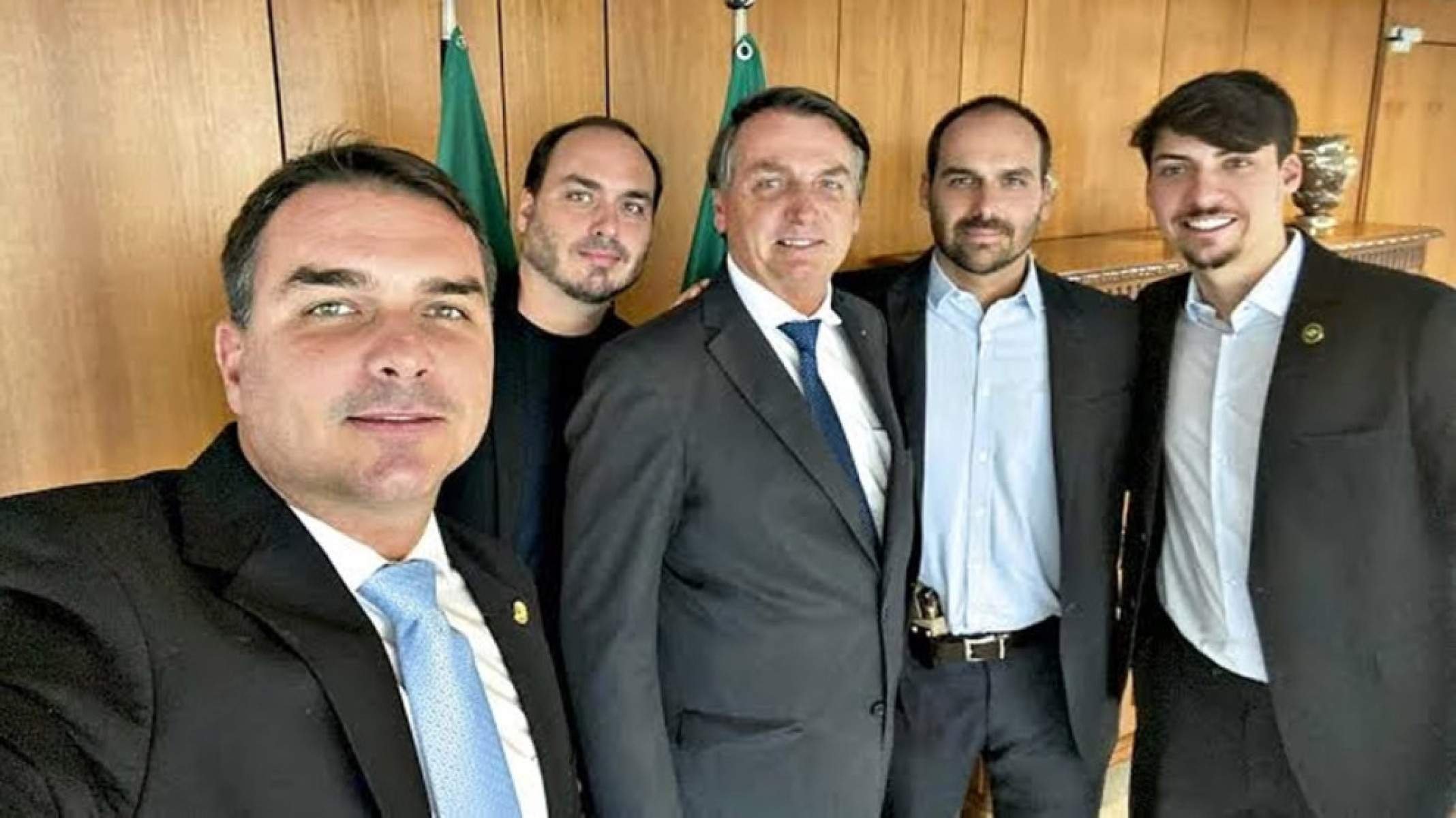 Defesa pede autorização para que filhos visitem Bolsonaro na prisão