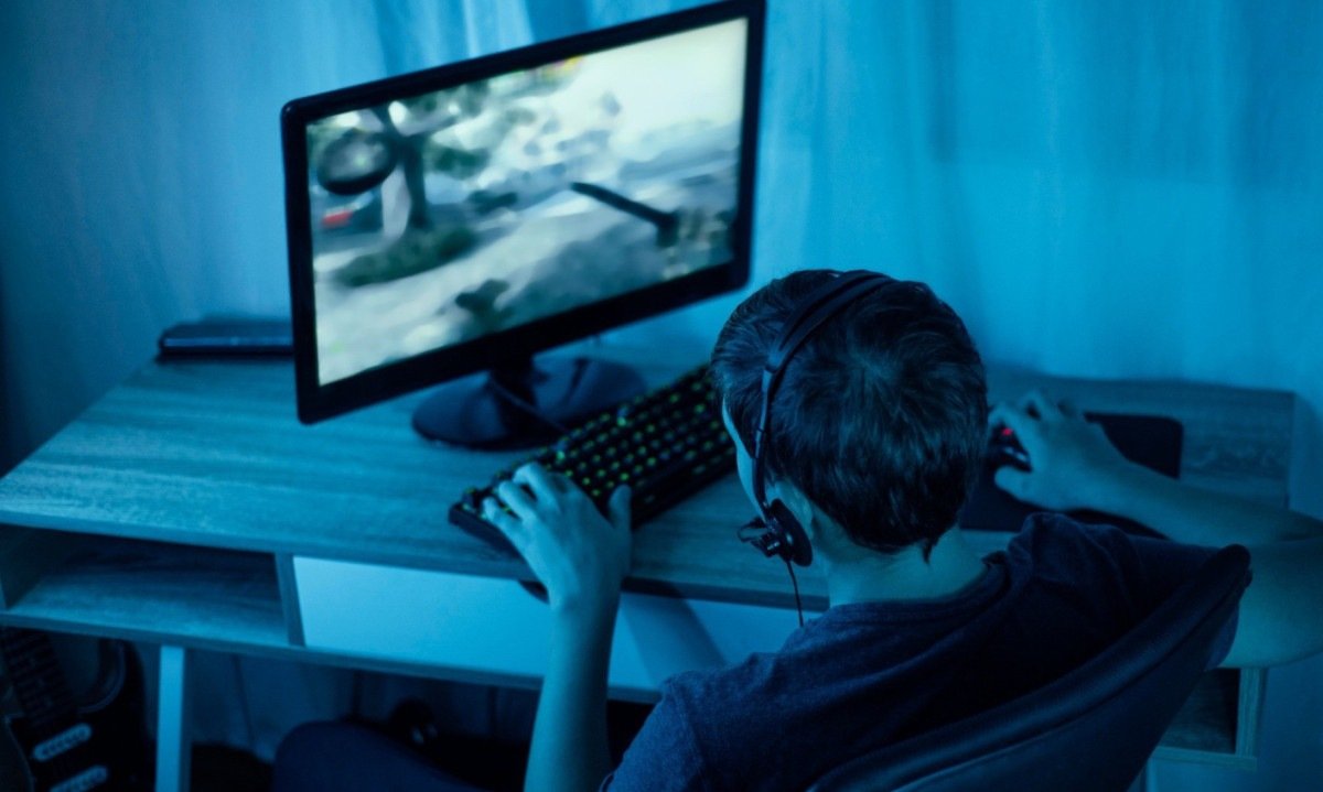 Adolescente jogando na frente do computador -  (crédito: Divulgação)