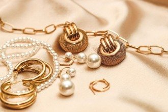 Bijuteria esverdeada? Veja 8 truques caseiros para limpar e renovar peças