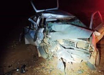 Os caros ficaram completamente destruídos com a batida frontal -  (crédito: PMRv)