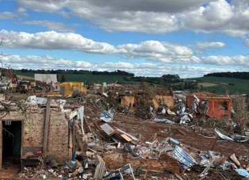 Tornado destruiu casas em Rio Bonito do Iguaçu (PR) -  (crédito: Luiz Carlos da Cruz/Folhapress)