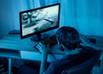 Adolescente jogando na frente do computador -  (crédito: Divulgação)
