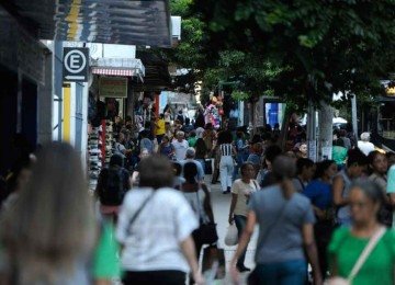 O cada vez mais rápido grau de envelhecimento de nossa população, comparativamente ao de toda a Europa e dos Estados Unidos, e atestado por RDI crescentes, é algo que levanta questões instigantes -  (crédito: Alexandre Guzanshe/EM/D.A. Press)