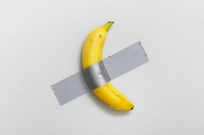 O empresário Justin Sun, que trabalha com criptomoedas, pagou US$ 6,2 milhões (R$ 35.6 milhões) por uma obra de arte que consistia em uma banana fixada na parede com fita adesiva. O fato aconteceu no dia 21/11/2024, em leilão da Sotheby’s, em Nova York. O FLIPAR mostrou e republica para quem não viu 
 -  (crédito: Reprodução/Sotheby's)