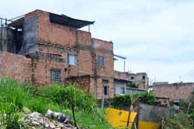 Terreno com materiais que podem se tornar criatórios do transmissor no Bairro Fernão Dias, onde relatos de casos de dengue têm sido comuns
 -  (crédito: Leandro Couri/EM/D.A Press)