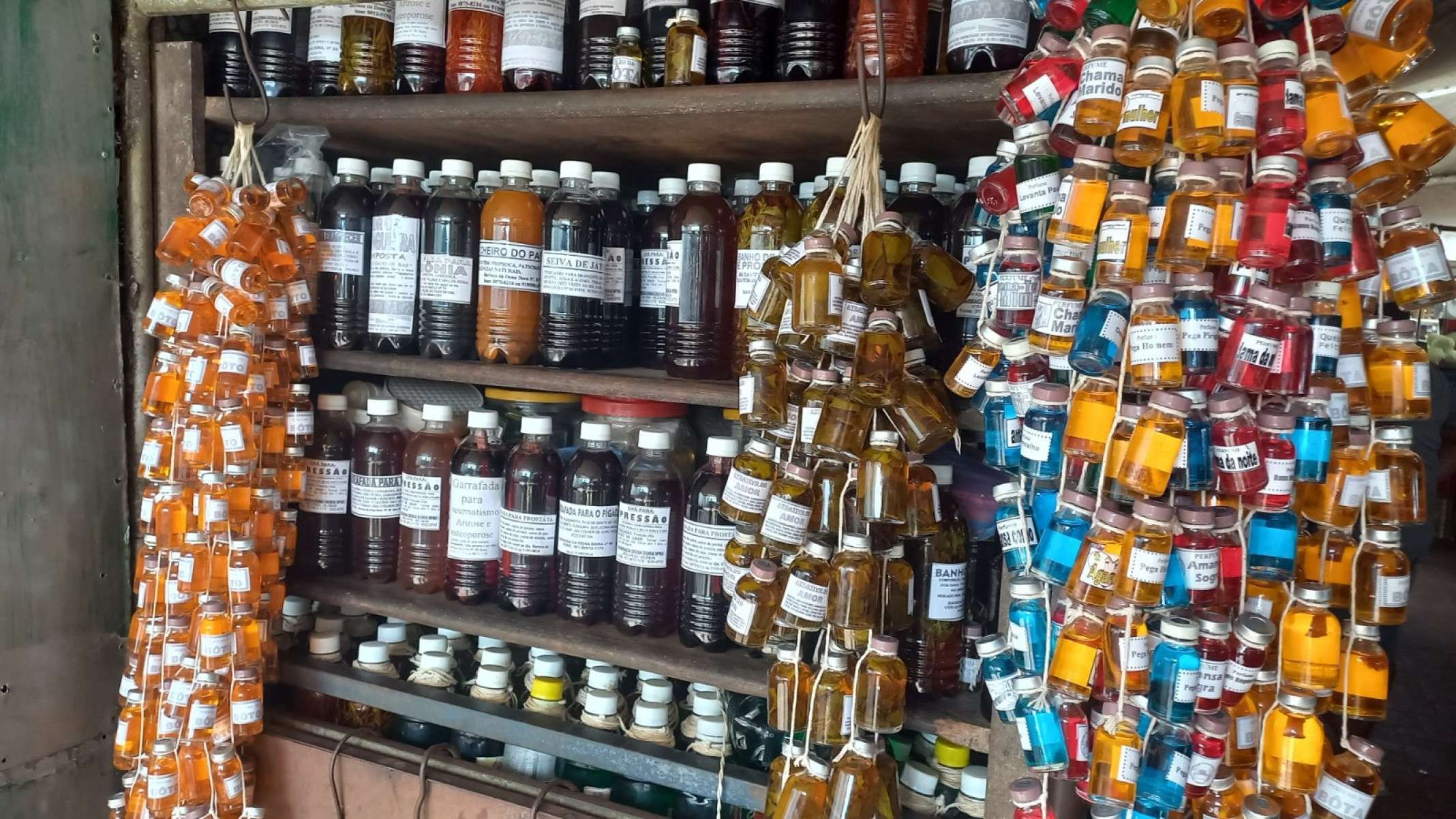 Garrafas com ervas para banhos de cura ou espirituais