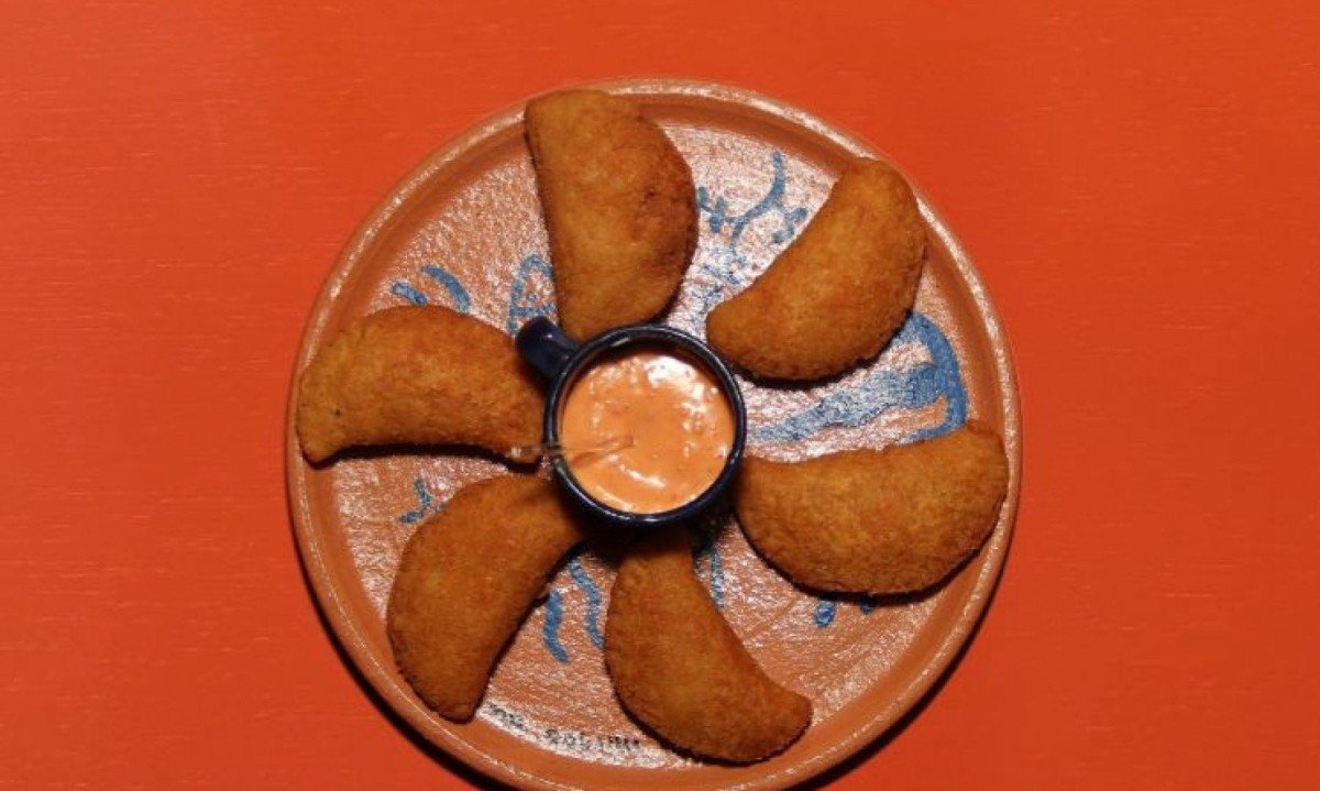 Pastel recheado com moqueca no restaurante Peixinho da Ju