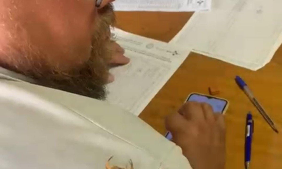 Funcionários de Centro de Controle de Zoonoses fizeram brincadeira perigosa com escorpiões em Montes Claros -  (crédito: redes sociais/divulgação)