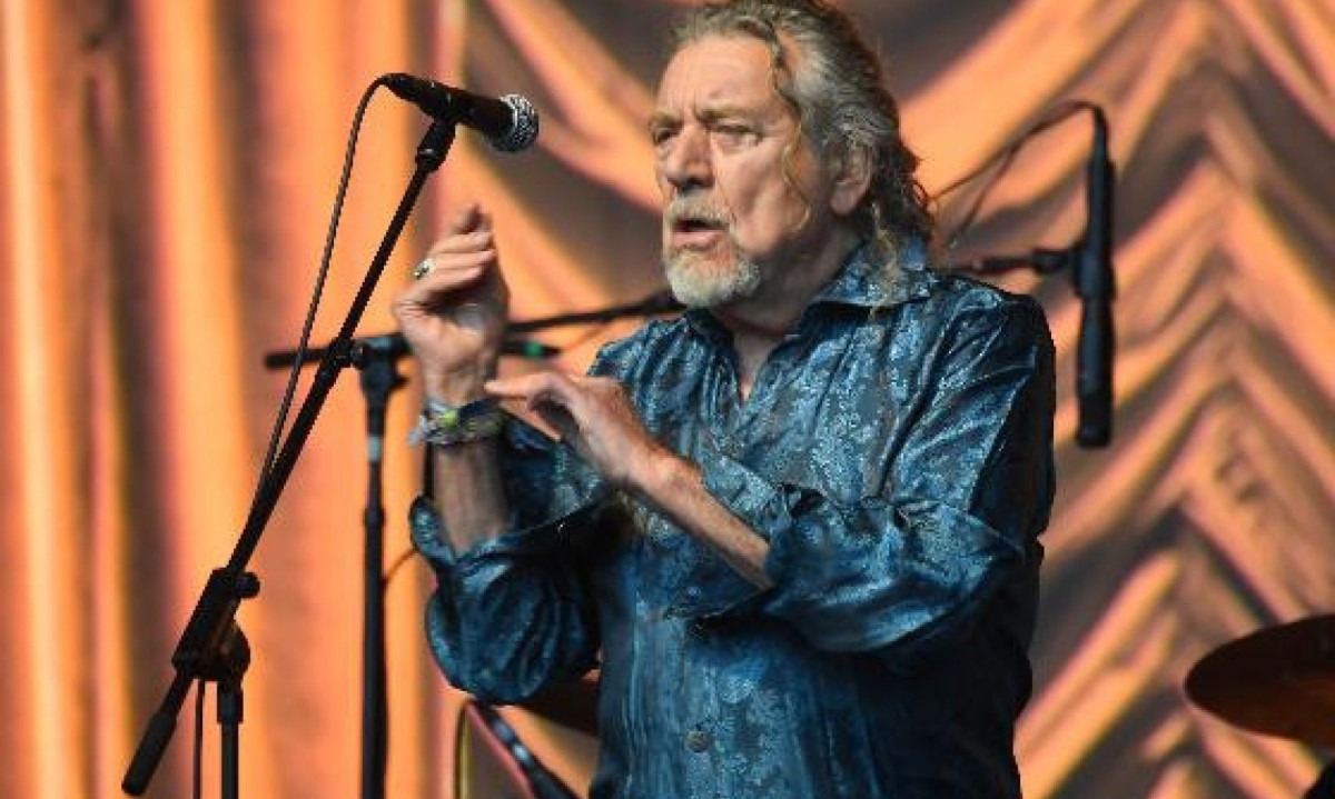 Ex-vocalista do Led Zeppelin, Robert Plant é um dos headliners do C6 Fest 2026, que acontece entre 21 e 24 de maio em São Paulo - (crédito: ANDY BUCHANAN/AFP)