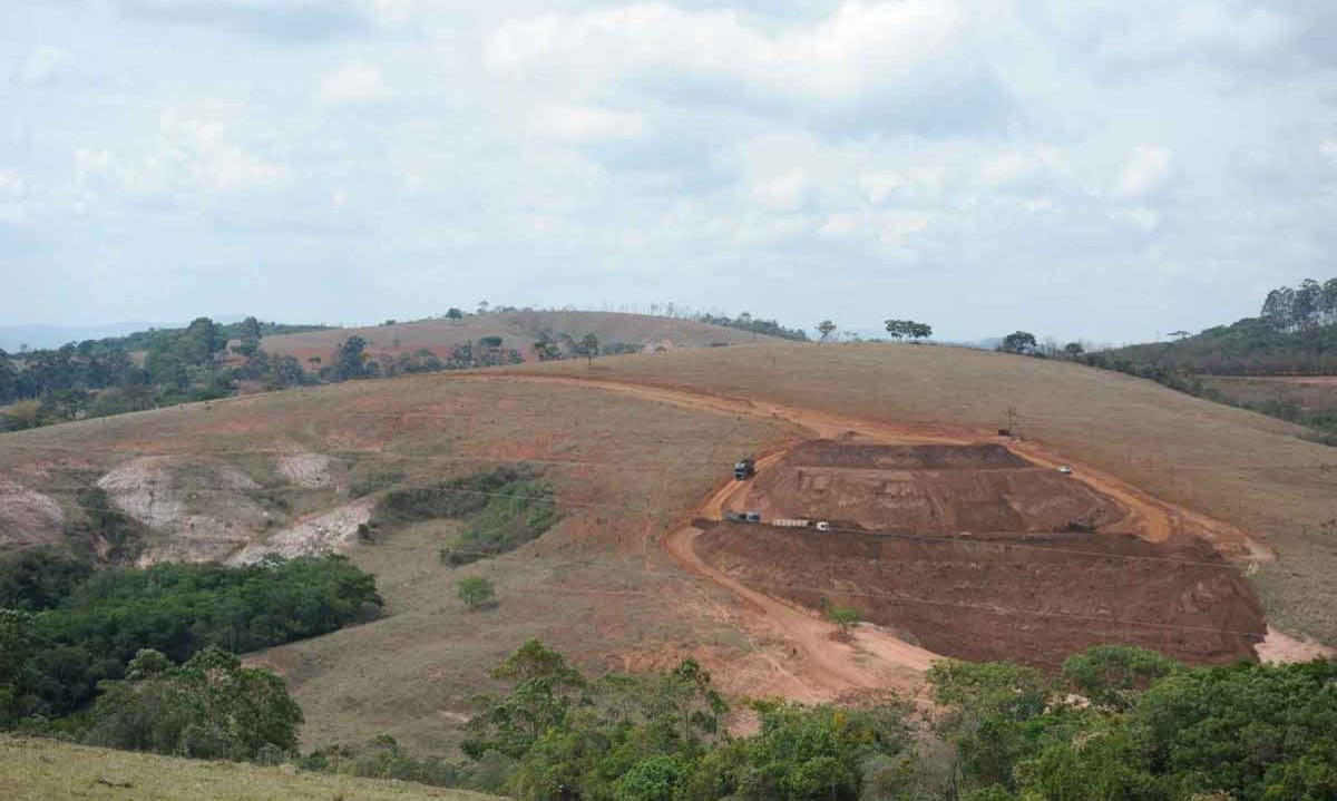 Carretas transportam rejeitos de minério para área de voçoroca: pedido de pesquisa para exploração mineral desperta suspeita de que locais possam servir como depósito para novo beneficiamento posterior - (crédito: Alexandre Guzanshe/EM/D.a press)