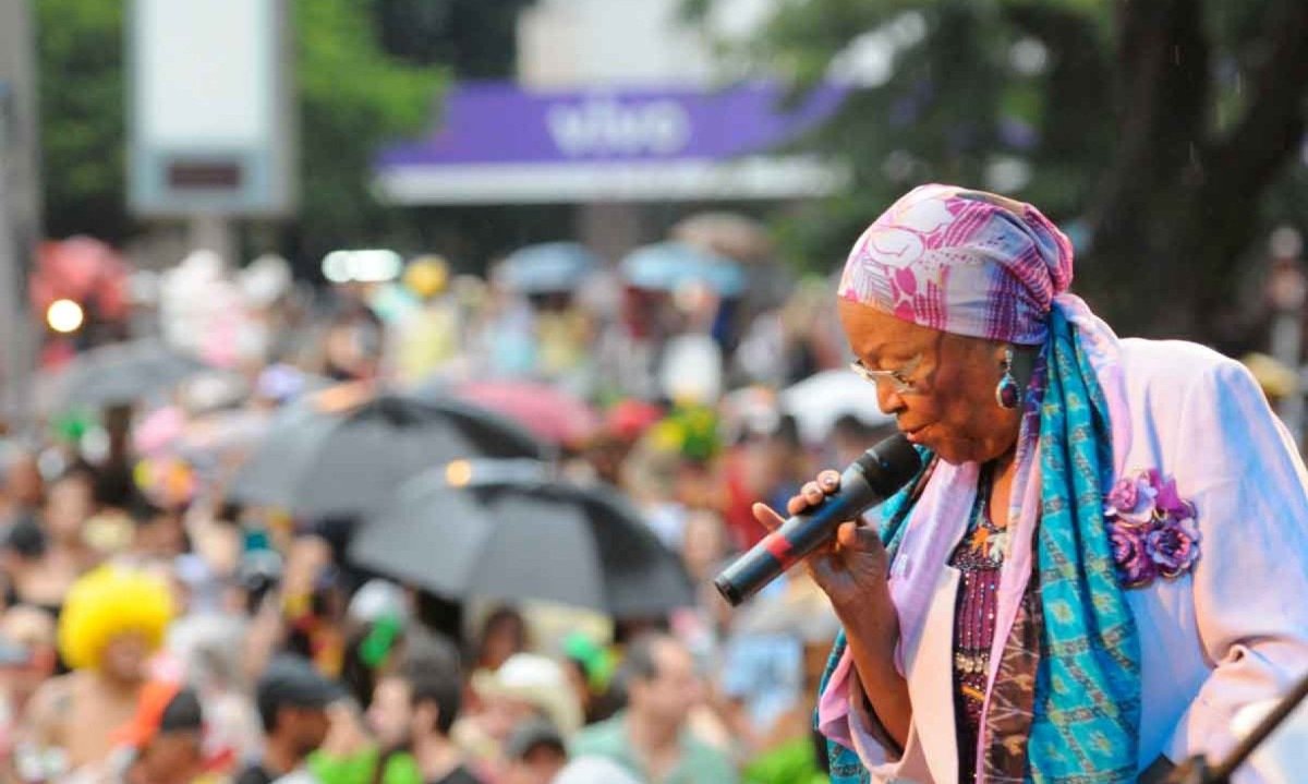 A cantora Dona Jandira durante apresentação na praça da Savassi, em março de 2014, a convite do projeto Estação do Samba
 -  (crédito: Gladyston Rodrigues/EM/D.A Press/1/3/2014)