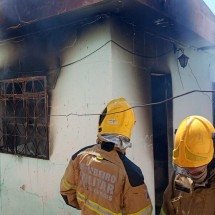 Idosa morre em incêndio no barracão em que morava - CBMMG