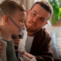 Como proteger as crianças da pneumonia: sinais de alerta e prevenção - Freepik