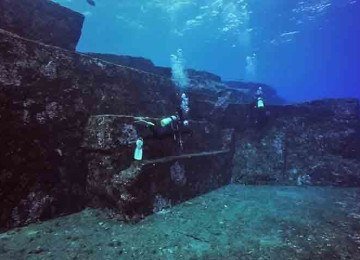 Uma misteriosa estrutura de pedra submersa, localizada perto das Ilhas Ryukyu, no Japão, intriga cientistas desde sua descoberta em 1986. -  (crédito: Reprodução/Video/YouTube/History Channel)