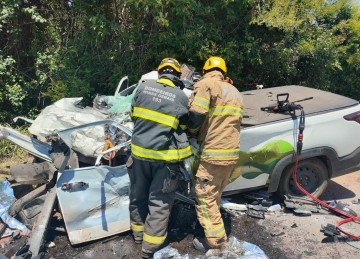 Vítimas estavam presas às ferragens e foram encontradas em óbito -  (crédito: Divulgação/Corpo de Bombeiros)