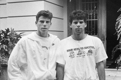 O caso envolvendo os irmãos Menendez - assassinos dos próprios pais - voltou a estar entre os mais comentados recentemente por causa da possibilidade de libertação da dupla, após 35 anos de cadeia.  -  (crédito: wikimedia commons/Orsf)