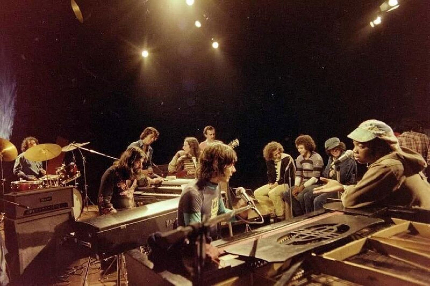 Em especial para a TV Bandeirantes, L&ocirc; Borges e Milton Nascimento conversam, &agrave; frente. Atr&aacute;s, Wagner Tiso nos teclados, o baterista Nen&ecirc;, Novelli conversa com Beto Guedes e Nelson Angelo. Sentados, &agrave; direita, os letristas Ronaldo Bastos, M&aacute;rcio Borges e Fernando Brant (de bon&eacute;)