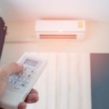 7 dicas para usar o ar-condicionado sem levar um susto na conta de luz - wattanaphob de Getty Images