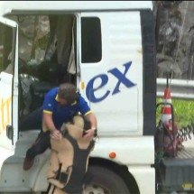 Caminhoneiro resgatado no Rodoanel foi internado em estado de choque  - Reprodução de vídeo/TV Globo