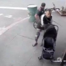 MG: homens atiram contra comércio e quase acertam cadeirante e bebê - Reprodução de vídeo