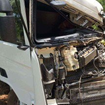 MG: motorista morre em batida entre carretas em curva da BR-352 - Divulgação/Corpo de Bombeiros